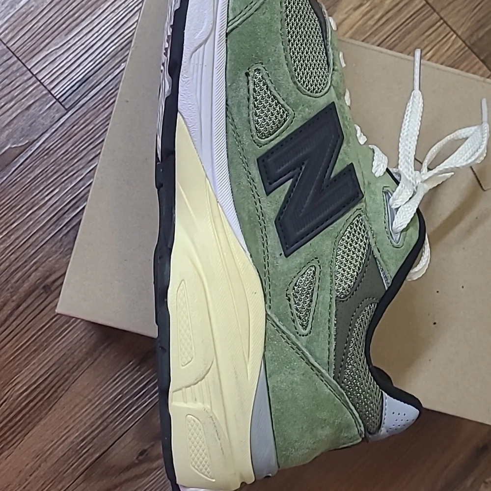 New Balance Men's Olive and‎ Black Sneakers